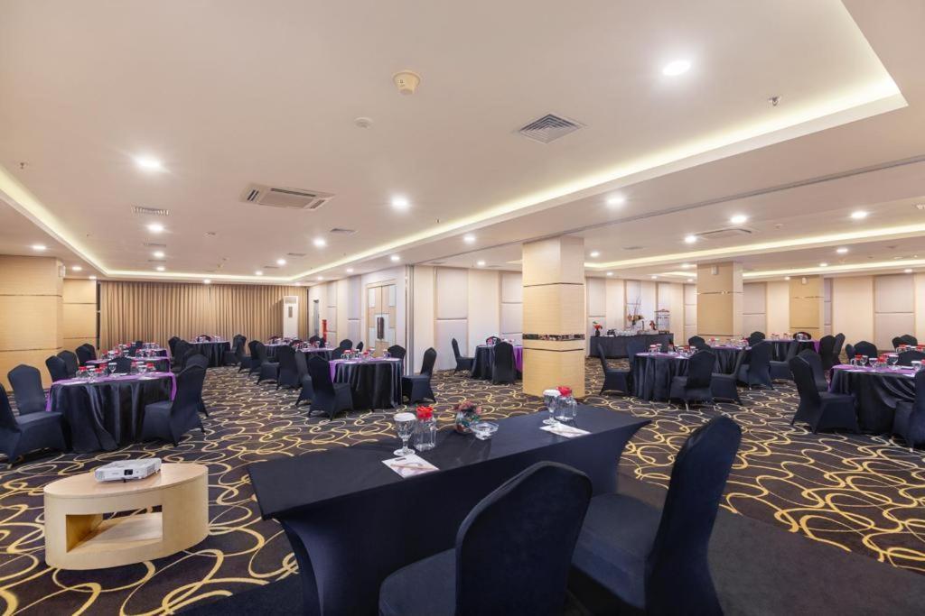 Quest Hotel Darmo - Surabaya By Aston Buitenkant foto